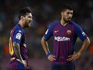Barcelonské hvzdy Lionel Messi (vlevo) a Luis Suárez zamylen hledí bhem...