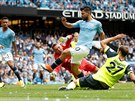 Sergio Agüero z Manchesteru City (v modrém) pekonává obranu Huddersfieldu.
