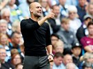 Pep Guardiola, trenér Manchesteru City, oceuje akci svých svenc v zápase...