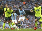 Gabriel Jesus z Manchesteru City (v modrém) stílí gól do sít Huddersfieldu.