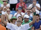 Srbský tenista Novak Djokovi slaví výhru nad Marinem iliem a postup do...