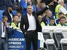 José Mourinho, trenér Manchesteru United, gestikuluje bhem utkání proti...
