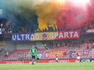 Tribunu stadionu Sparty se odívají do tradiních klubových barev bhem utkání s...