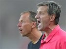 Příbramský trenér Josef Csaplár (vpravo) křičí pokyny na své svěřence v utkání...