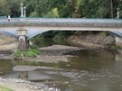 Sucho se podepsalo i na hladin� �eky Jihlavy v T�eb��i. Z vody m�sty vystupuj�...