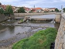 Sucho se podepsalo i na hladin� �eky Jihlavy v T�eb��i. Z vody m�sty vystupuj�...