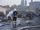 Asi stovka hasičů bojovala v neděli odpoledne s rozsáhlým požárem třídírny...