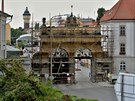 V Plzeském Prazdroji zaala oprava Jubilejní brány dokonené roku 1893. (10....