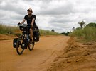 Tade� ��ma procestoval na kole Afriku od severu na jih. Z cesty si p�ivezl...