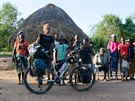 Tade� ��ma procestoval na kole Afriku od severu na jih. Z cesty si p�ivezl...