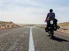 Tade� ��ma procestoval na kole Afriku od severu na jih. Z cesty si p�ivezl...