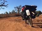Tade� ��ma procestoval na kole Afriku od severu na jih. Z cesty si p�ivezl...