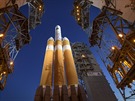 Raketa Delta IV Heavy na startu se sondou Parker Solar Probe na palub.