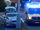 V praské Lhotce se srazilo policejní auto s osobním vozem (17. srpna 2018).