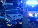 V praské Lhotce se srazilo policejní auto s osobním vozem (17. srpna 2018).