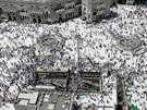 Muslimtí poutníci odcházejí z pátení modlitby v Mekce. (17. srpna 2018)