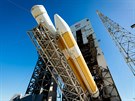 Zvedání rakety Delta IV Heavy na startovací rampu bhem zkouek v dubnu 2018