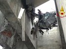 Hasii v Janov vytahují z auta zíceného z mostu lovka