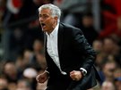 Trenér Manchesteru United José Mourinho proívá hru svých svenc.