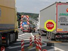 Dálnice D5 u Rokycan hodinu stála kvli stetu nákladního a osobního auta. (15....