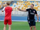 Jindich Trpiovský a jeho svenci ze Slavie hrají bago na tréninku v arén...