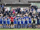 Fotbalisté a fanouci Baní­ku Ostrava oslavují výhru na Bohemians.