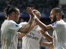 Gareth Bale (vlevo) a Karim Benzema z Realu Madrid oslavují trefu do sít...