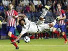 Marcelo (v bílém) z Realu Madrid se proti Atlétiku pokouší o akrobatické...
