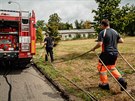 Dobrovoln hasii pomhaj pracovnkm technickch slueb v Hradci Krlov...