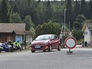 Auto vyjídjící z parkovit u vlakové zastávky v Adrpachu (16.8.2018).