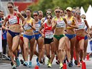 TAHOUNKA. eská chodkyn Aneka Drahotová (první zleva) v závod na 20...