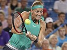 eská tenistka Petra Kvitová returnuje v utkání na turnaji v Cincinnati proti...