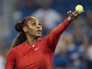 Americká tenistka Serena Williamsová podává v duelu proti Pete Kvitové na...