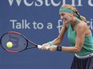 eská tenistka Petra Kvitová returnuje ve tvrtfinále turnaje v Cincinnati.