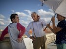 Herci Alois Švehlík a Dui Ahn Tran během natáčení snímku Na střeše (11. srpna...