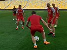 Fotbalisté Slavie hrají bago na tréninku ped odvetou tetího pedkola Ligy...