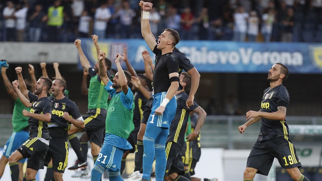 Fotbalisté Juventusu slaví výhru v úvodním kole italské ligy proti Chievu.