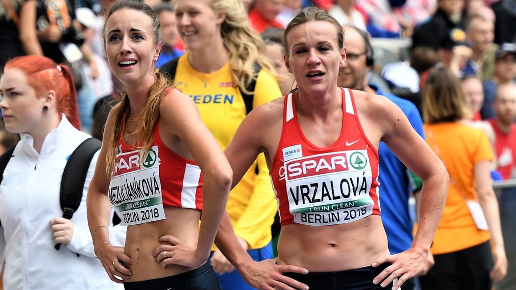 Simona Vrzalová (vpravo) a Diana Mezuliáníková po rozb�hu na 1500 metr� na ME.