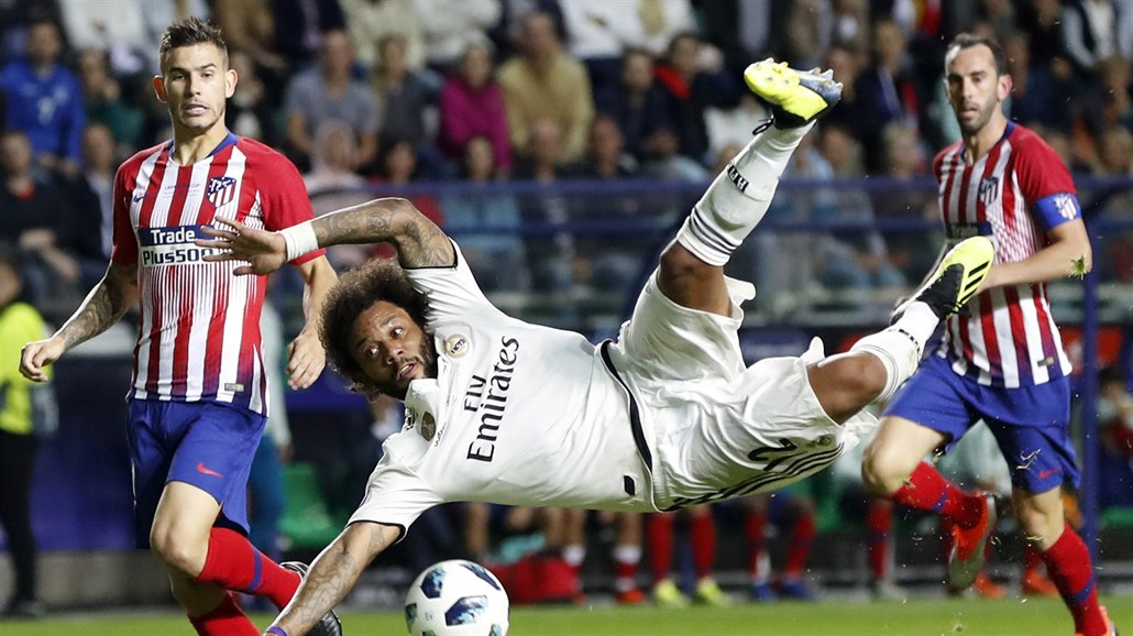 Marcelo (v bílém) z Realu Madrid se proti Atlétiku pokouší o akrobatické...