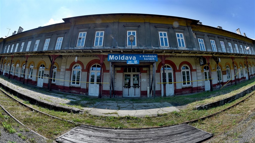 Nádražní budovu Moldava koupila před třemi roky, teď ji chce nové vedení prodat.