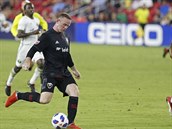 Wayne Rooney z D.C. United (s míčem) v utkání s Portlandem.