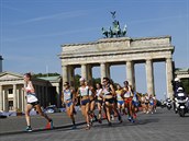 Maratonkyně probíhají pod jednou z dominant Berlína Braniborskou bránou.