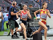 Česká běžkyně Simona Vrzalová (uprostřed) peláší po trati dlouhé 1500 metrů na...