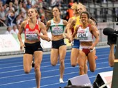 Česká běžkyně Simona Vrzalová (vlevo) finišuje v závodě na 1500 metrů na ME v...