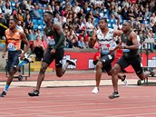 Američan Christian Coleman (druhý zprava) ovládl sprint na 100 metrů na mítinku...