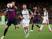 Kapitán Barcelony Lionel Messi si zpracovává míč v zápase proti Alavés.