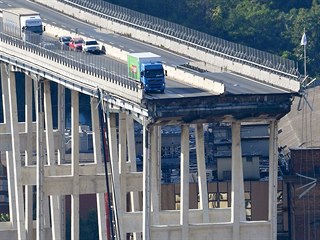 Střední část mostu, který byl postaven v 60. letech na rušné dálnici A10, se...