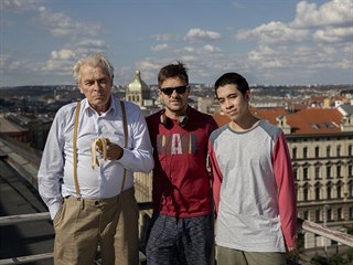 Herci Alois Švehlík a Dui Ahn Tran spolu s režisérem Jiřím Mádlem během...