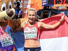 Evu Vrabcovou-Nvltovou pivtal v cli maratonu maskot Berlino