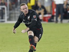 Wayne Rooney z D.C. United skruje z pmho kopu v utkn s Portlandem.